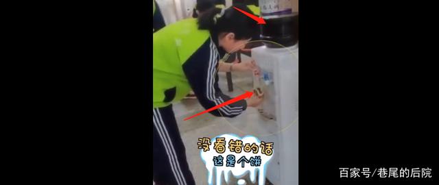為方便學生喝醋，學校將醋放在飲水機里，網友：飲水機都是醋